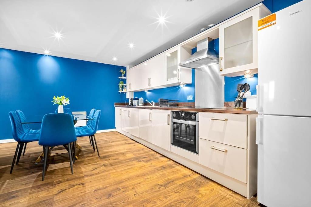 Top Floor City Centre Apartment - Sleeps 7 - 4 Beds - With Balcony And Parking - Smart Tv'S On Each Bedroom Wall - 5 Mins From Bullring, Selfridges, Moor Street Station - By Zena Stays برمنغهام المظهر الخارجي الصورة